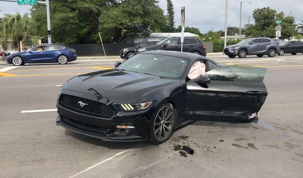 La policía choca con un hombre que conduce un Mustang.